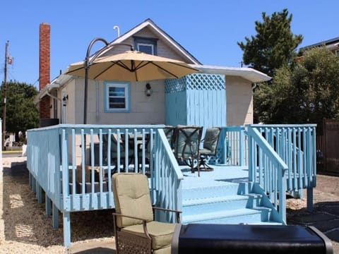 Classic Beach Cottage W- Private Yard House in Ship Bottom
