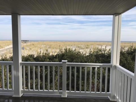 Beachfront Vacation Rental On Lbi Condominio in North Beach Haven