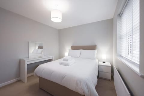 Space Apartments - Parking - Fast Wifi - 2 Double Bedrooms - Smart Tv Eigentumswohnung in Colchester
