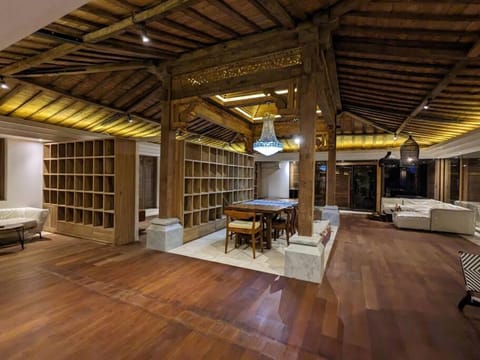 Seascape and Rice Dreams: your ultimate retreat Chalet in Kediri