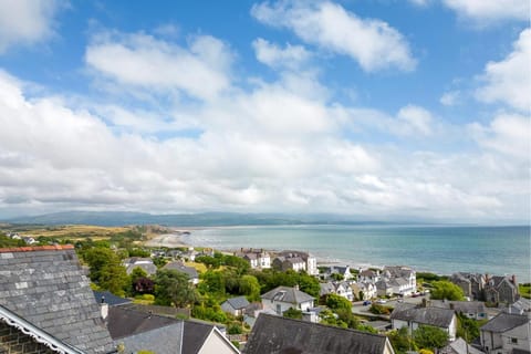 Luxurious Welsh 8 Bedroom Victorian Celebration House House in Criccieth