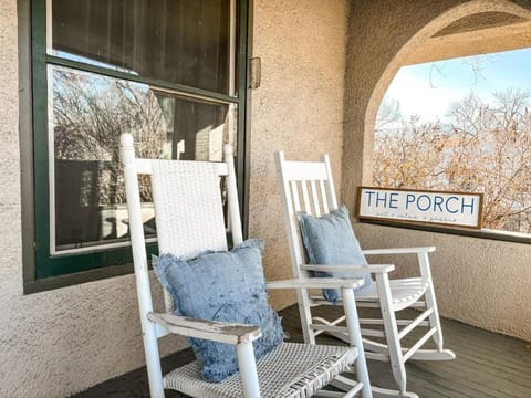 Victorian Retreat / mins to downtown / cozy patio Maison in Colorado Springs