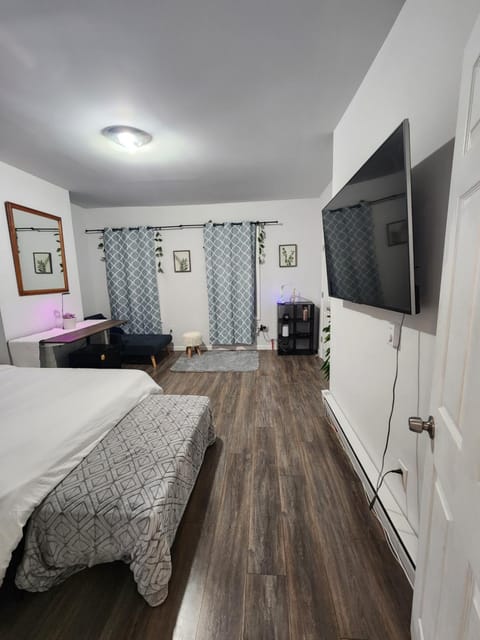 Bed, TV and multimedia, Photo of the whole room, Bedroom