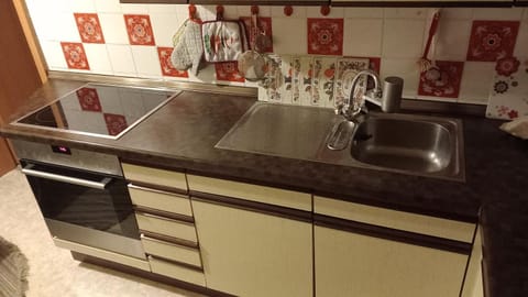 Kitchen or kitchenette, dishwasher, stove