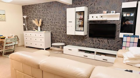 Communal lounge/ TV room, TV and multimedia, Living room, Seating area, Evening entertainment