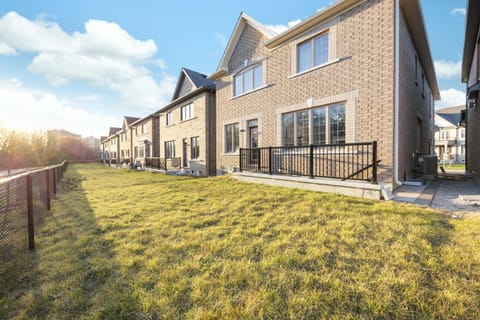 Property building, Day, Natural landscape, Garden, Garden view, Street view, locker