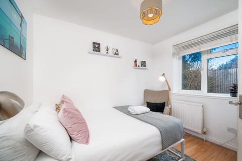 Madika Homes - Cosy Edgware 2 Bed Flat with Free parking Condo in Edgware
