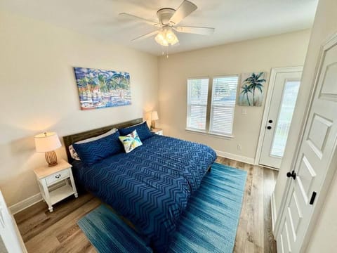 Downtown, Bay Views, Fish Market, and Blue Angels! House in Pensacola