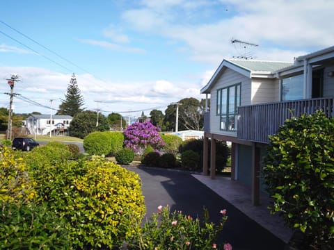 Property building, Day, Neighbourhood, Garden, Garden view, Street view