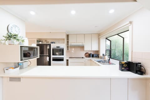 Cheerful 4-bedroom home with Park View Villa in Glen Waverley