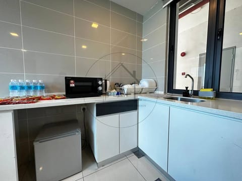 Kitchen or kitchenette, minibar