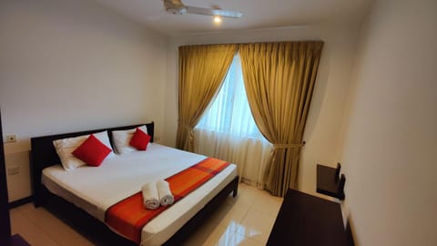 Cozy 2 BR Apartment with pool by Ceylon Vacation Condo in Colombo
