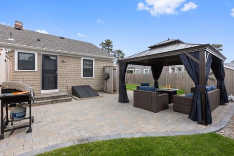 300 Yards To The Beach! Private Luxury Backyard! House in Dennis Port
