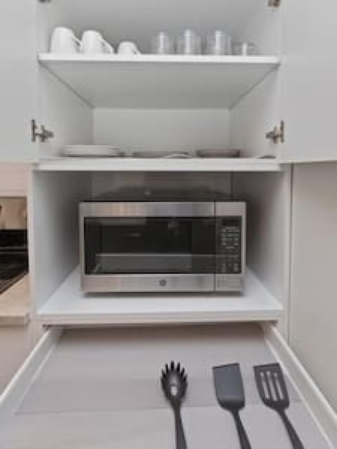 Kitchen or kitchenette, minibar