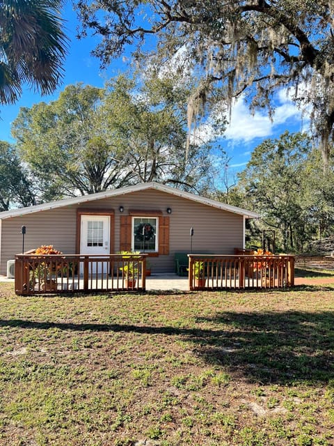 The Lake Alfred Citruswood Cabin Bed and Breakfast in Winter Haven