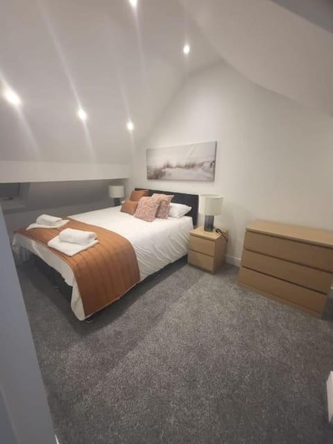 New 4 bedrm house! Parking. 10min to City / Etihad House in Manchester