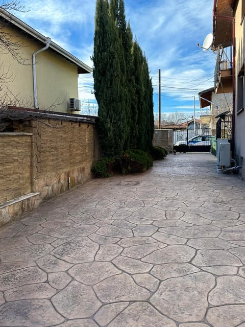 Patio, Inner courtyard view, Parking, acessibility