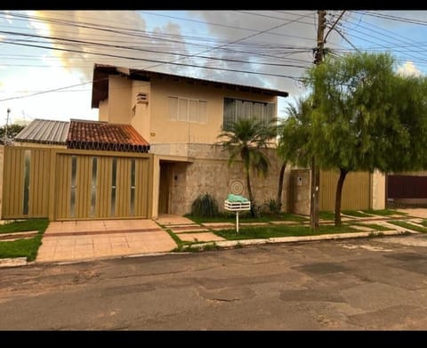 Quarto privativo em casa domiciliar Vacation rental in Campo Grande