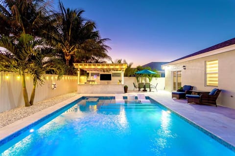 Lux Backyard/Heated Pool/Everglades/Speedway/Keys! House in Homestead