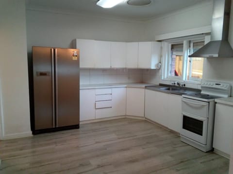 Kitchen or kitchenette, minibar, stove