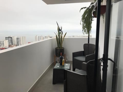 Albano, Ocean view and pool near Miraflores and airport Condo in Magdalena del Mar