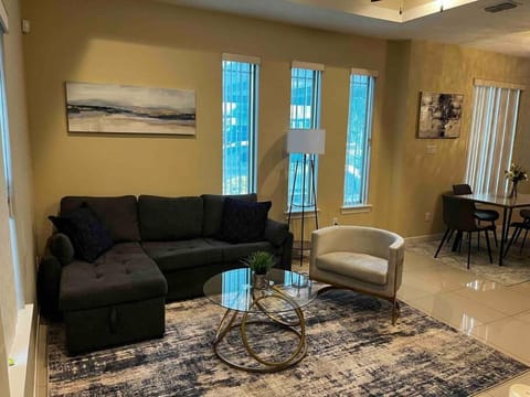 The Heights Luxury Condo 2BR/2BA/2 Beds&1 Sofa Bed Condo in Pharr