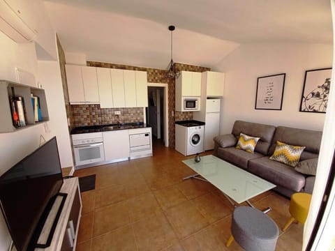 Kitchen or kitchenette, Living room, Seating area, Dining area, minibar, pet friendly, stove