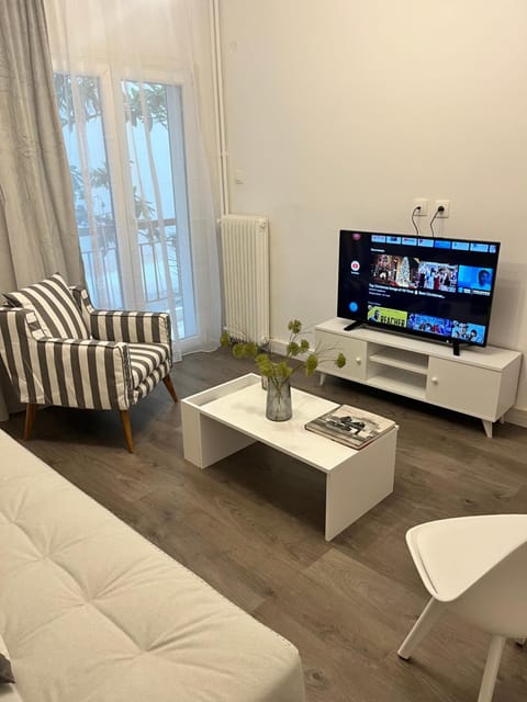 TV and multimedia, Living room, Seating area, Evening entertainment