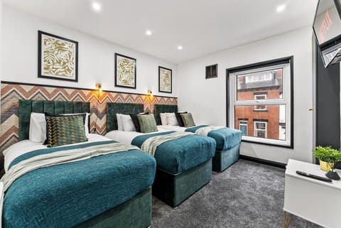 Stylish Designer 4 bed - Parking - Sleeps 13 House in Leeds