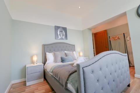 Simple 2 Bed in Central Dewsbury - Sleep 4 Condo in Dewsbury