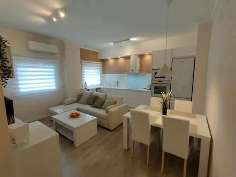 Kitchen or kitchenette, Living room, Seating area, Dining area, minibar, pet friendly, stove, air conditioner