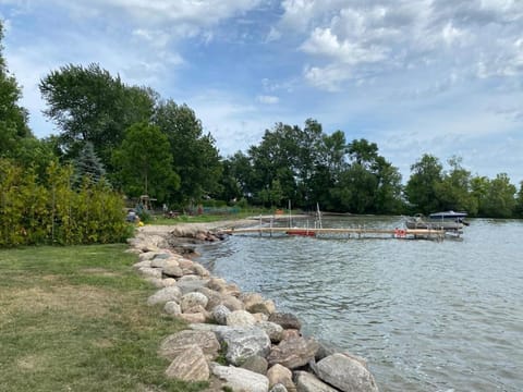 Swing Bridge Cottage on Lake Simcoe - Waterfront House in Kawartha Lakes