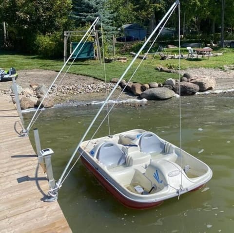 Swing Bridge Cottage on Lake Simcoe - Waterfront Casa in Kawartha Lakes