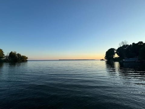 Swing Bridge Cottage on Lake Simcoe - Waterfront House in Kawartha Lakes