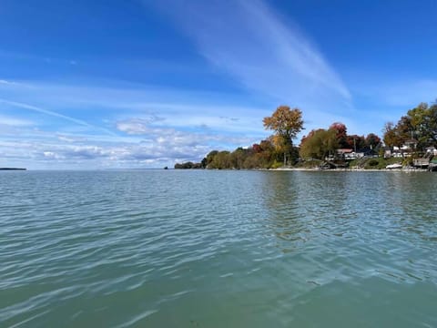 Swing Bridge Cottage on Lake Simcoe - Waterfront Casa in Kawartha Lakes