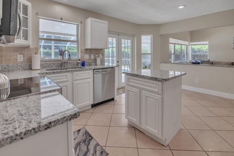 Bright & Airy Home with Large Private Pool and Arcade House in Brandon
