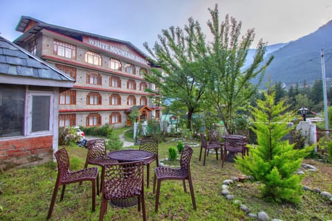 Property building, Day, Natural landscape, Garden, Garden view, Mountain view