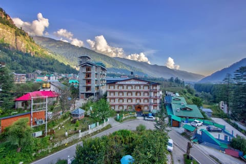 Property building, Day, Natural landscape, Bird's eye view, Mountain view, Parking