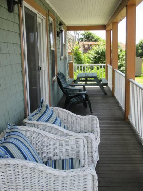 Apartment 4bd,1st floor, waterview, walk to Beach Condo in Middletown