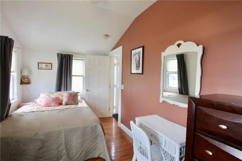 1 bedroom cottage, walk to First Beach Condo in Middletown