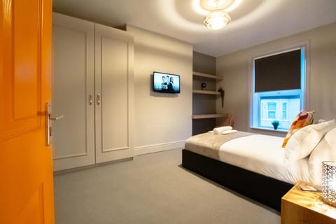 Bed, TV and multimedia, Bedroom, wardrobe