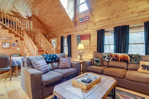 Pet-Friendly Cabin with Loft 5 Mi to Lake Lure! House in Lake Lure