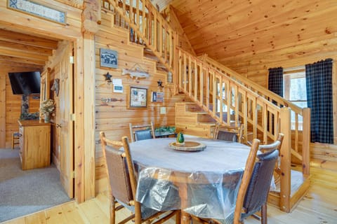 Pet-Friendly Cabin with Loft 5 Mi to Lake Lure! House in Lake Lure