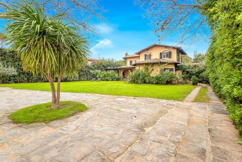 Property building, Day, Natural landscape, Garden, Garden view, Parking