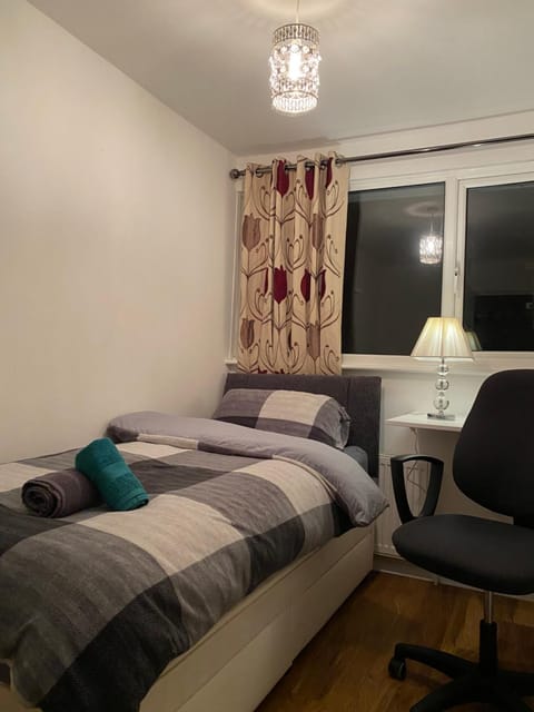 1 Cozy Single Bedroom With Hot Drinks Bed and Breakfast in Reading