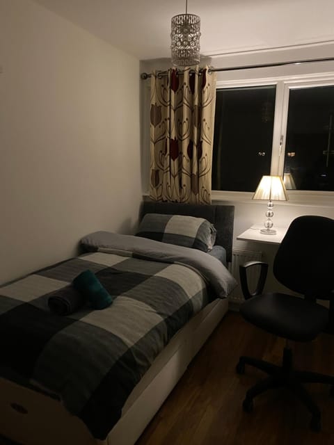 1 Cozy Single Bedroom With Hot Drinks Bed and Breakfast in Reading