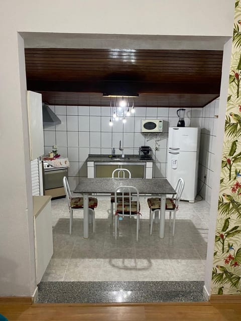 Kitchen or kitchenette, Dining area, minibar, pet friendly