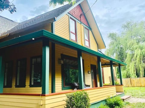 Canoe Heritage House By The Lake Villa in Salmon Arm