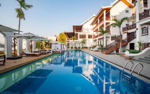 Property building, Day, Pool view, Swimming pool, sunbed