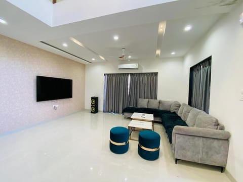 TV and multimedia, Living room, Seating area, Evening entertainment, fireplace, air conditioner